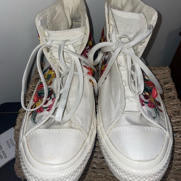 Women’s converse PatBo Chuck Taylors. - Picture 3 of 5